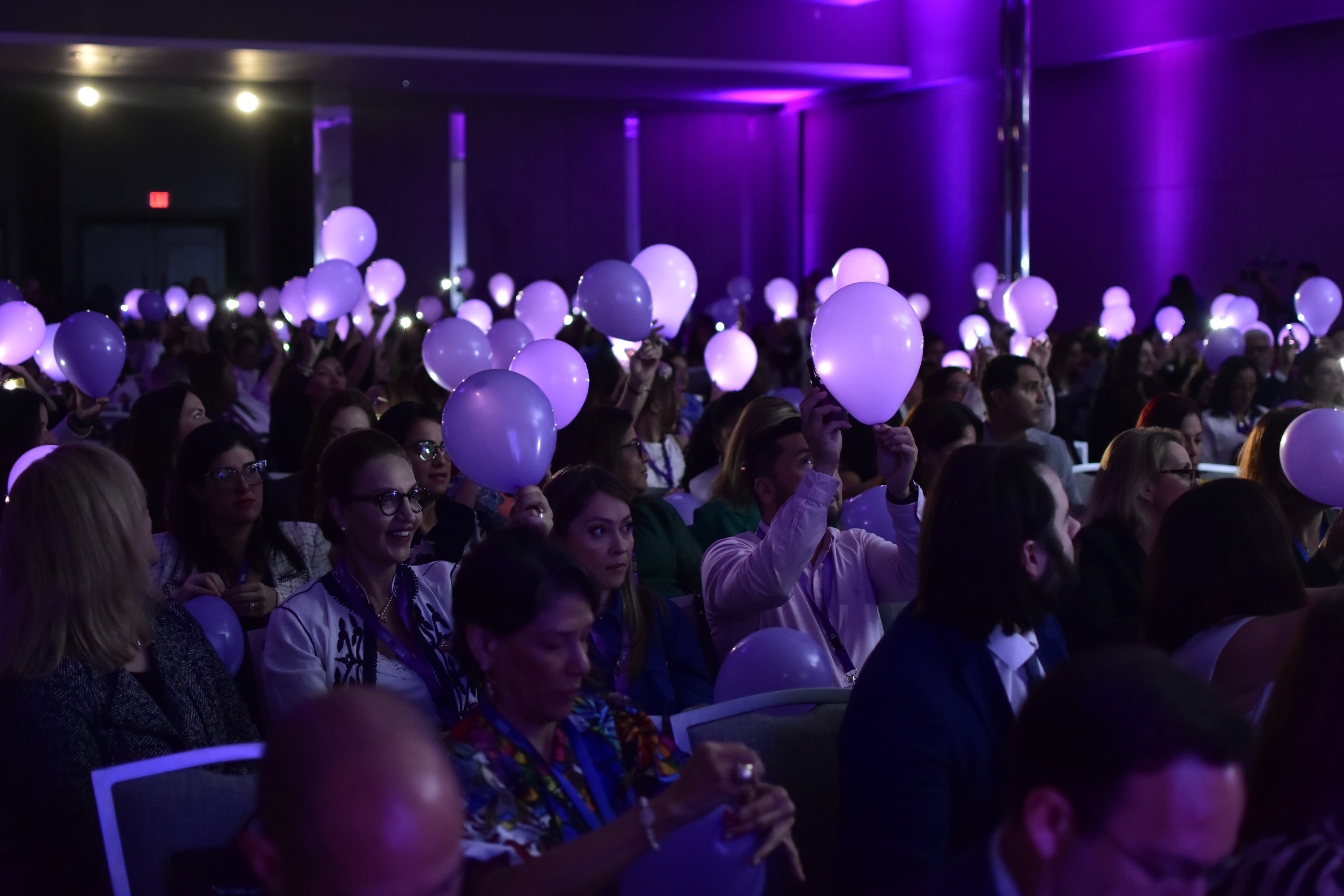 Asistentes aplaudiendo en el evento