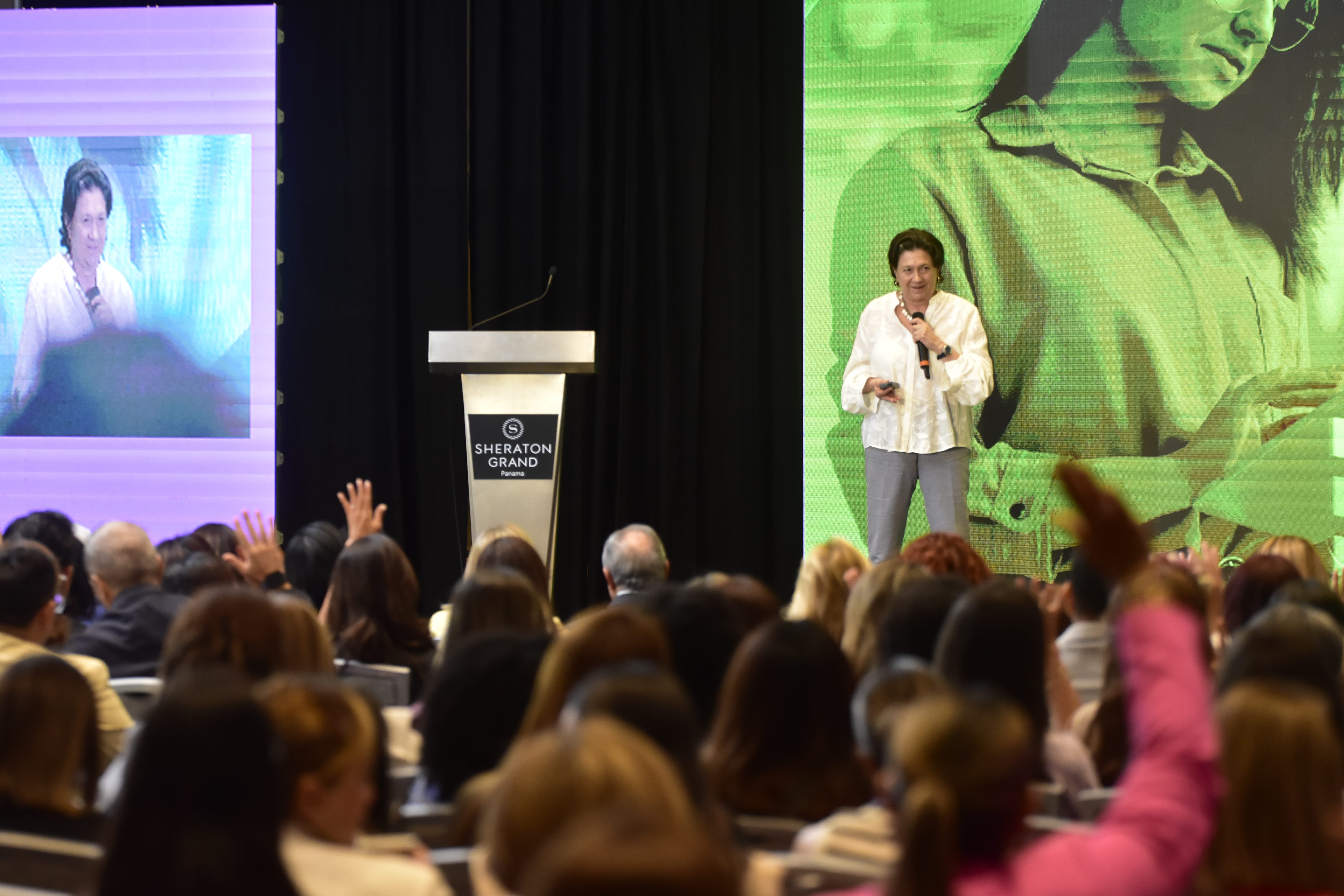 Conferencista en el escenario del Sheraton Grand Panamá