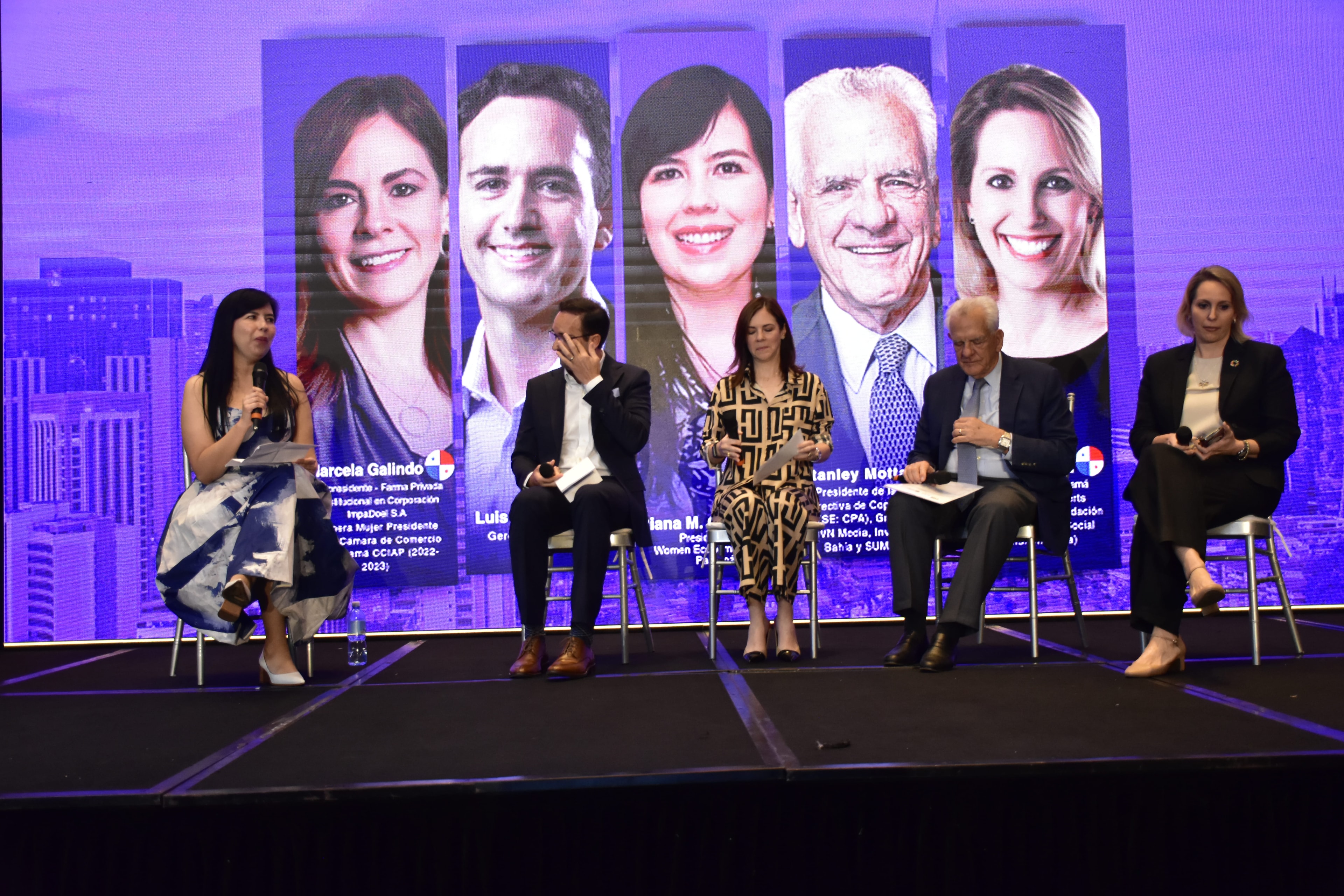Panel de speakers en el escenario del WEF Panamá 2025