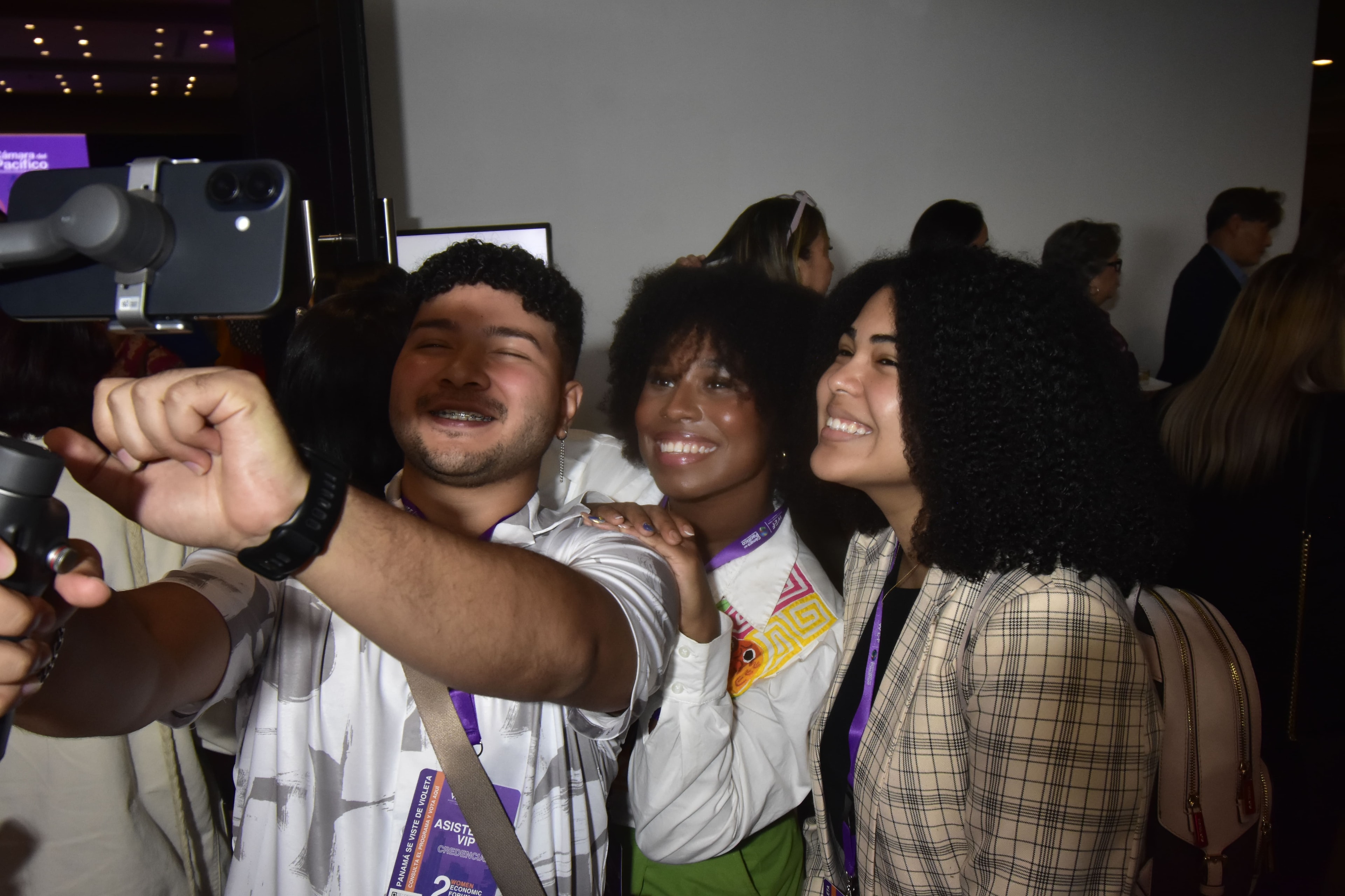 Asistentes tomando selfie en el evento