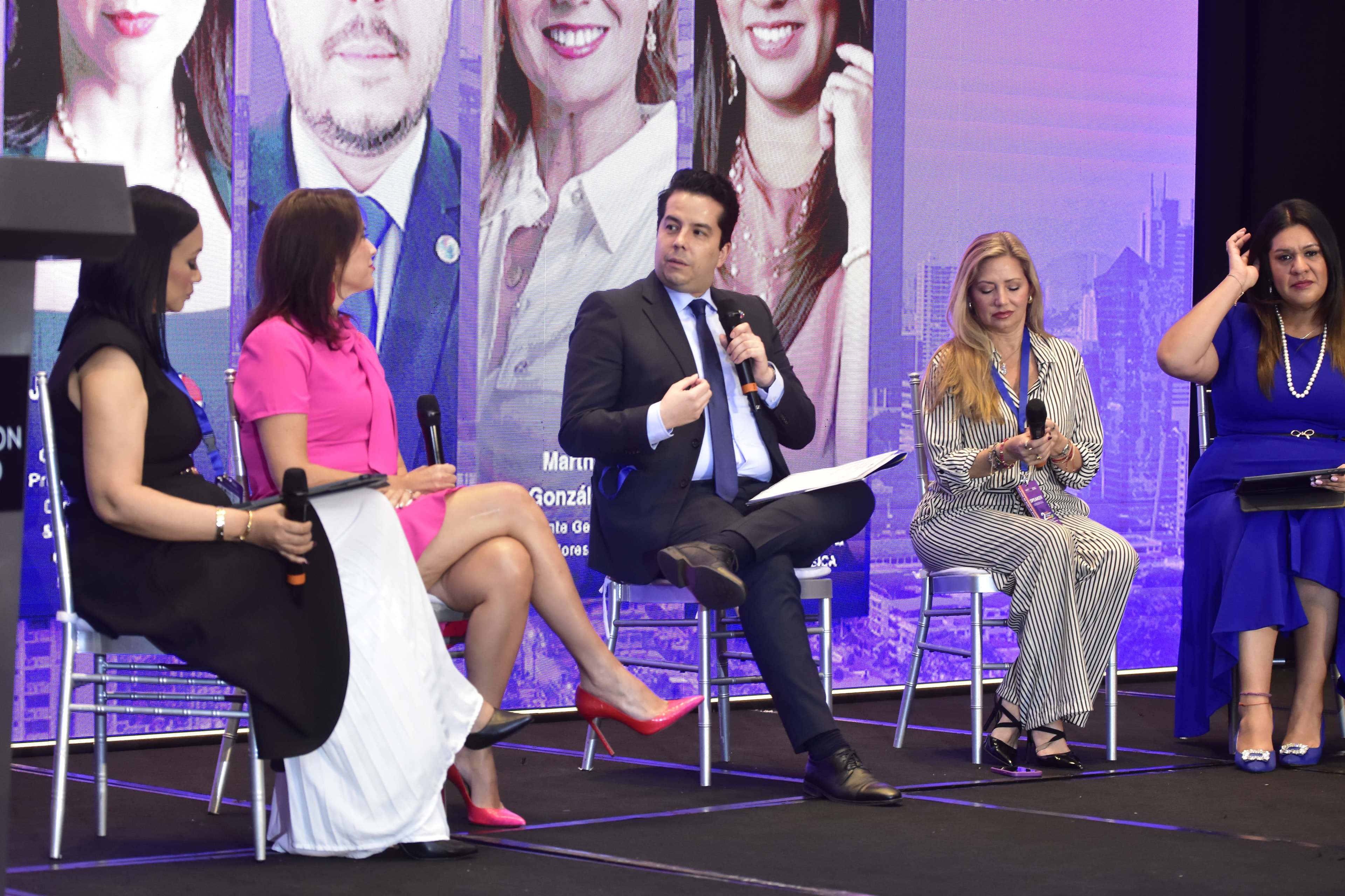 Panel de cinco speakers en el escenario del WEF Panamá 2025