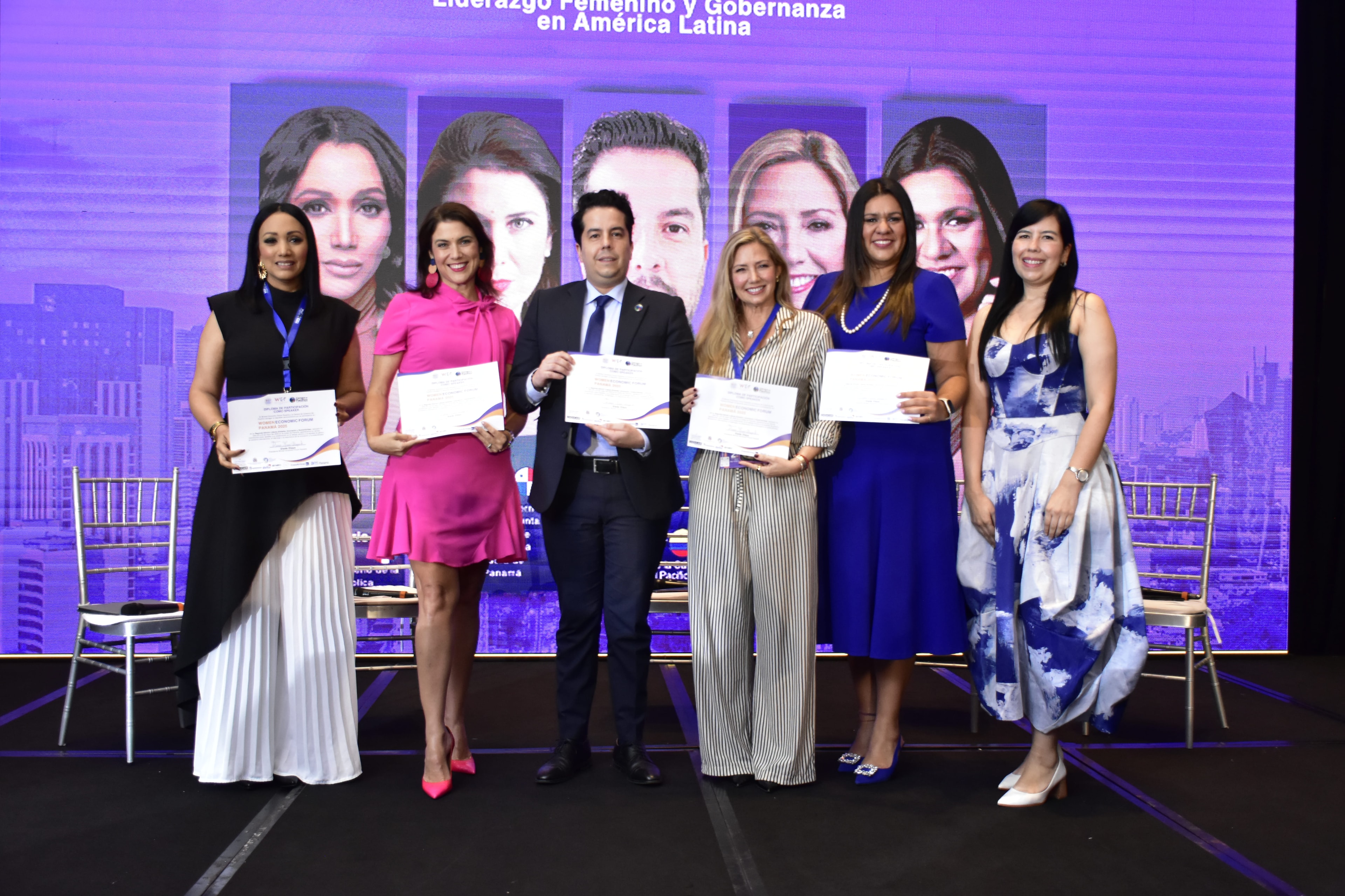 Entrega de diplomas a panelistas del WEF Panamá 2025