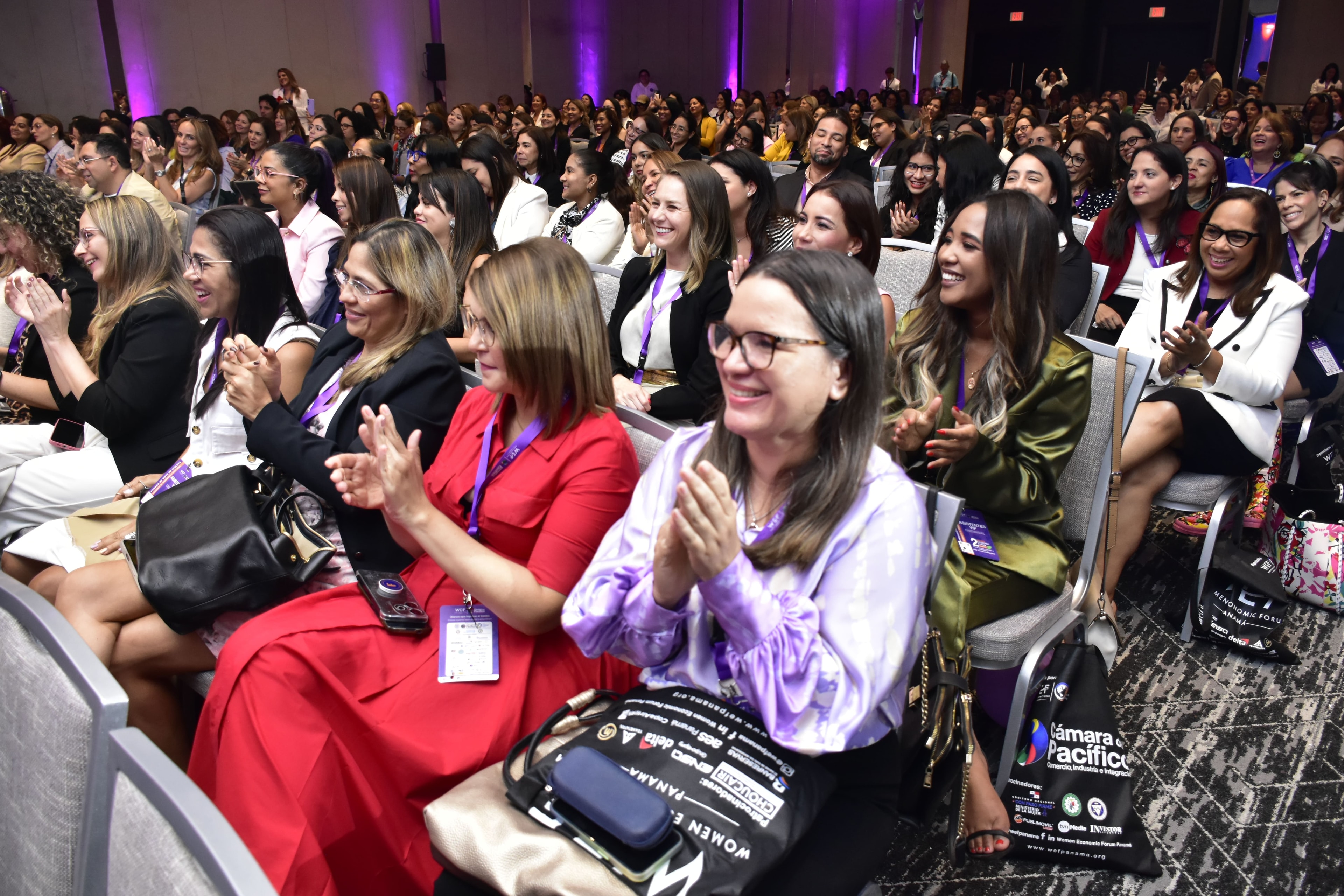 Gran audiencia aplaudiendo en el Women Economic Forum Panamá 2025