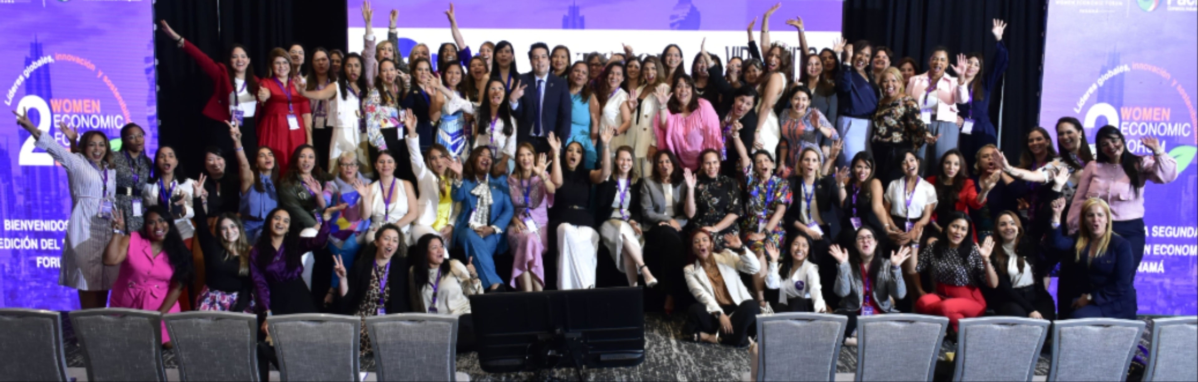 Foto grupal WEF Panamá 2025 — más de 60 asistentes en el escenario celebrando
