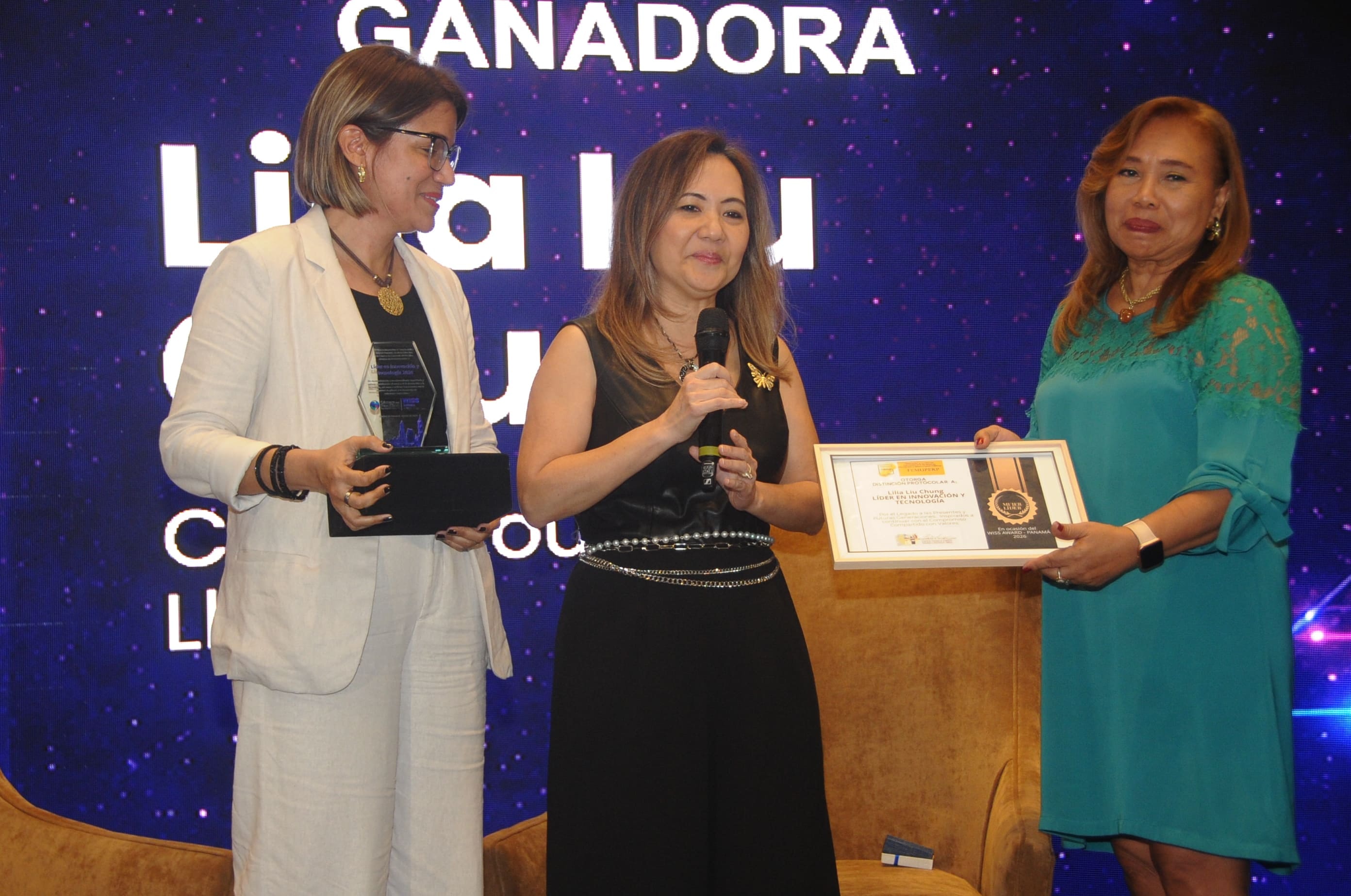 Ganadora recibiendo su WISS Award 2026