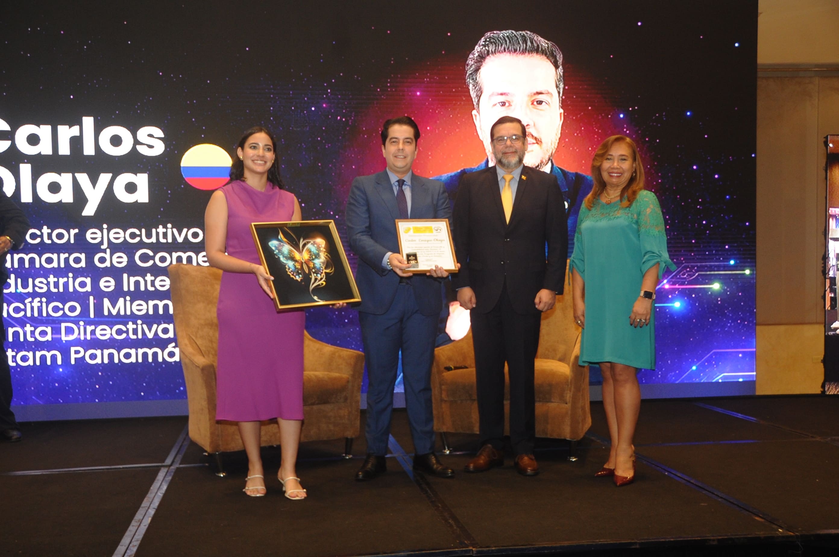 Cuatro ganadores con sus premios · WISS Awards 2026
