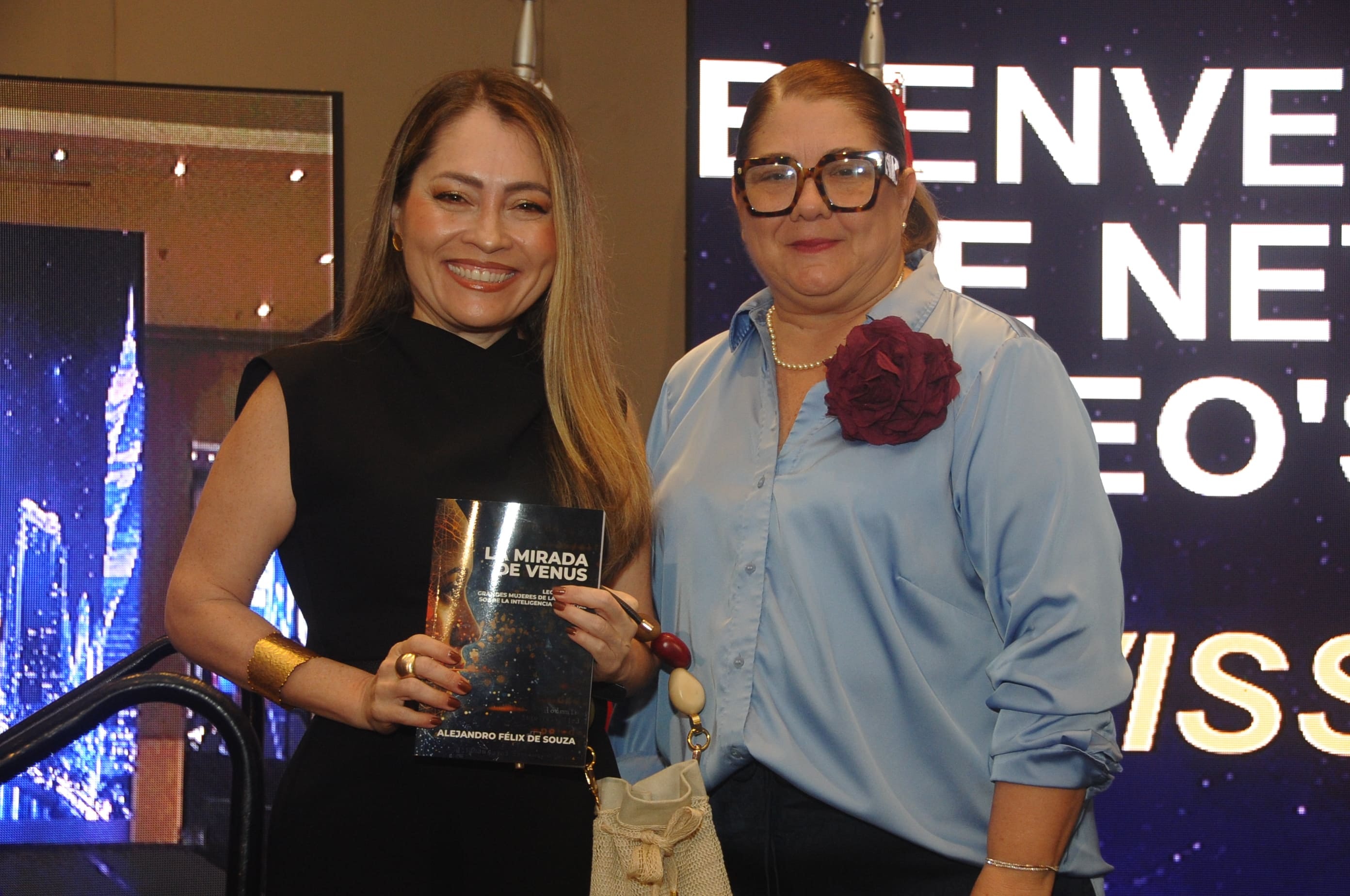 Dos mujeres posando con trofeo · WISS Awards 2026